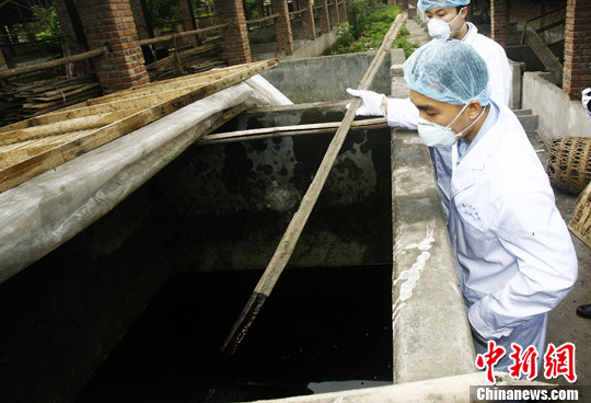資料圖：檢測(cè)人員對(duì)警方查獲的制售潲水油窩點(diǎn)內(nèi)的半成品油進(jìn)行檢測(cè)。<a target=&apos;_blank&apos; href=&apos;http://www.chinanews.com/&apos; _fcksavedurl=&apos;http://www.chinanews.com/&apos;></table><p align=