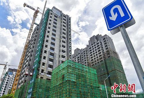 海南省出臺(tái)全省范圍限購(gòu)政策已逾兩個(gè)月，隨著調(diào)控政策監(jiān)管不斷趨嚴(yán)，該省年初商品房銷售異常火爆的勢(shì)頭趨緩，市場(chǎng)開始降溫。據(jù)海南省統(tǒng)計(jì)局發(fā)布的1-5月房地產(chǎn)運(yùn)行情況，該省住宅投資增速比上月回落5.2個(gè)百分點(diǎn)；新開工房屋施工面積增速比上月回落59.3個(gè)百分點(diǎn)；房屋銷售面積增速比上月回落15.5個(gè)百分點(diǎn)；房屋銷售額增速比上月回落21.7個(gè)百分點(diǎn)。 <a target=&apos;_blank&apos; href=&apos;http://www.chinanews.com/&apos; _fcksavedurl=&apos;http://www.chinanews.com/&apos;></table><p align=
