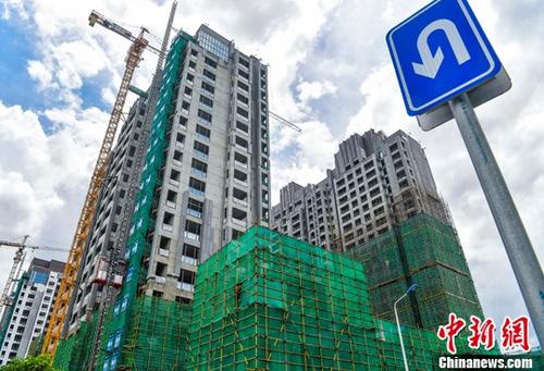 資料圖：海口國(guó)興大道附近的在建商品房項(xiàng)目。<a target=&apos;_blank&apos; href=&apos;http://www.chinanews.com/&apos; _fcksavedurl=&apos;http://www.chinanews.com/&apos;></table><p align=