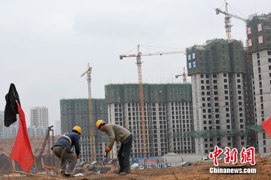 資料圖：山西太原，民工在一建筑工地作業(yè)。<a target=&apos;_blank&apos; href=&apos;http://www.chinanews.com/&apos; _fcksavedurl=&apos;http://www.chinanews.com/&apos;></table><p align=