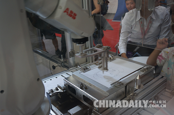 視頻：來！讓機器人給你畫張肖像畫